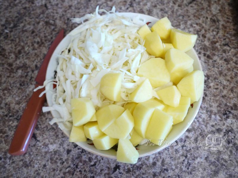 Борщ вегетарианский - нарезка капусты и картофеля