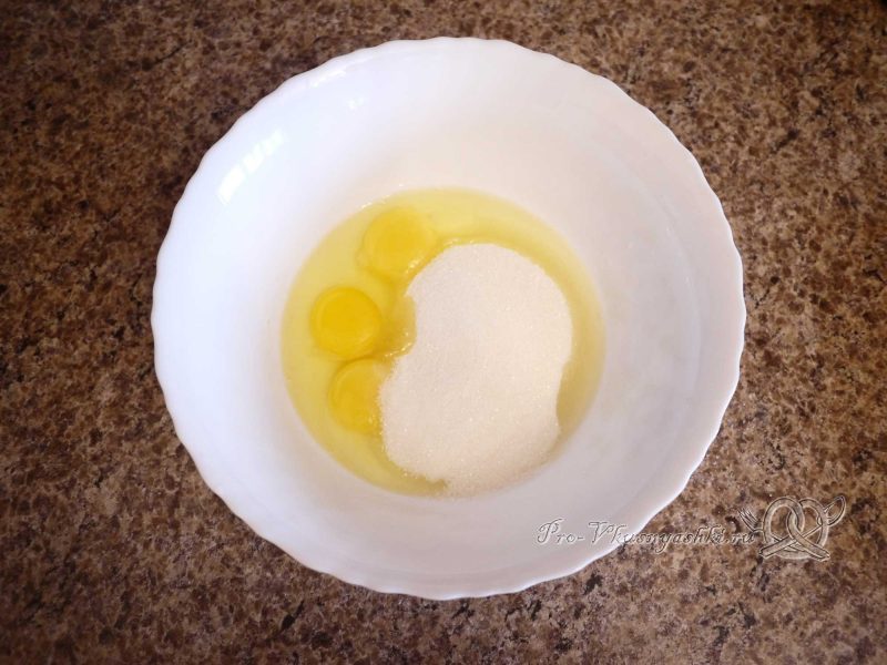 Яблочный пирог (шарлотка) - яйца с сахаром
