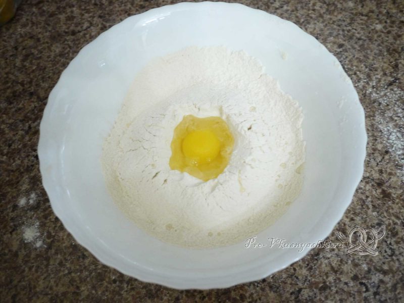 Пицца домашняя из сырно-чесночного теста - добавляем яйцо в муку