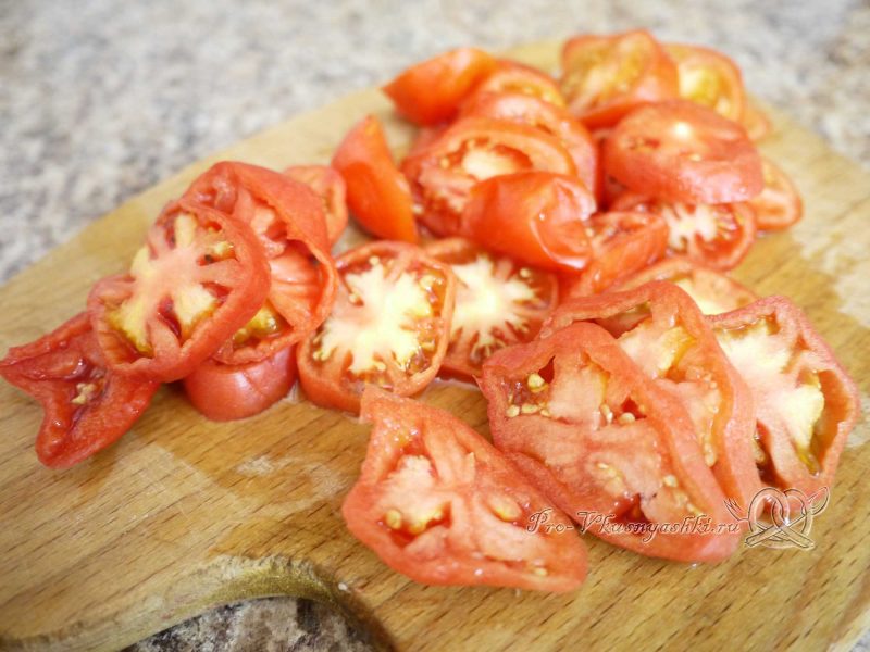 Пицца домашняя из сырно-чесночного теста - нарезаем помидоры