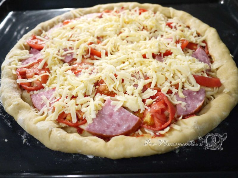 Пицца домашняя из сырно-чесночного теста - посыпаем сыром