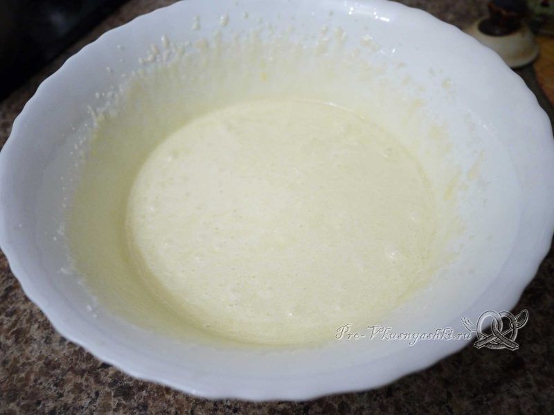 Торт Медовик (Рыжик) с заварным кремом - растираем яйца с сахаром для крема