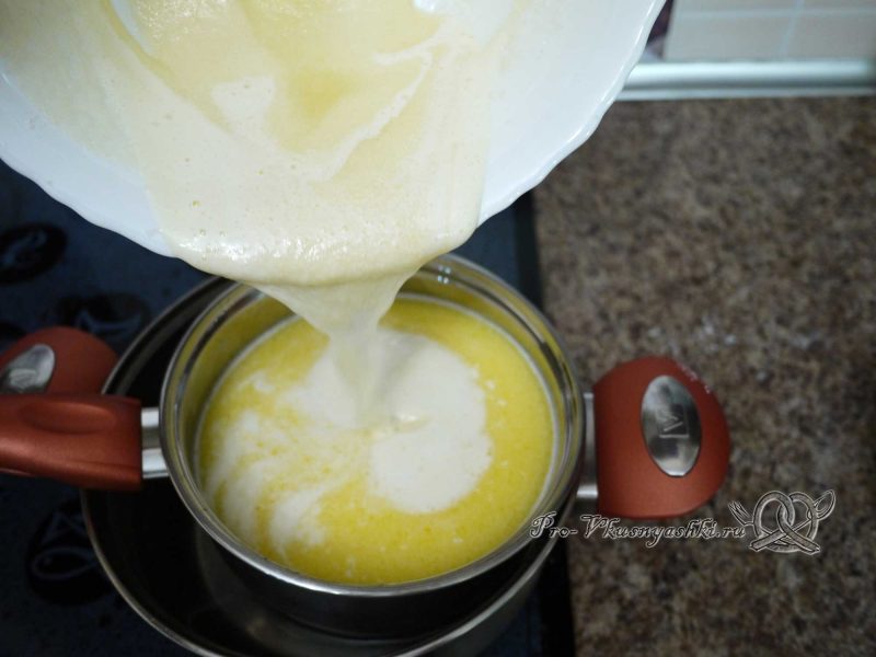 Торт Медовик (Рыжик) с заварным кремом - вливаем яично сахарную смесь в молоко