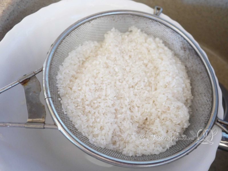 Суши - роллы домашние с рыбой, яйцом и огурцом - промываем рис
