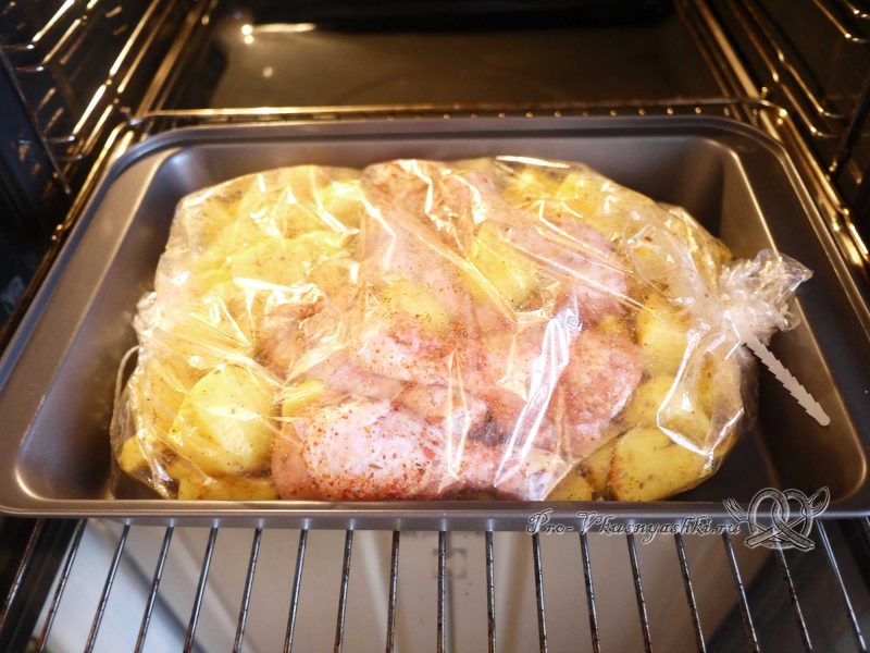 Курица (куриные ножки) с картошкой в духовке - отправляем в духовку