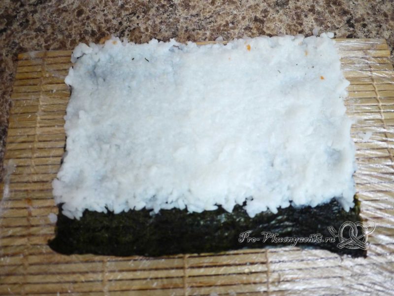 Суши - роллы домашние с рыбой, яйцом и огурцом - рис на нори