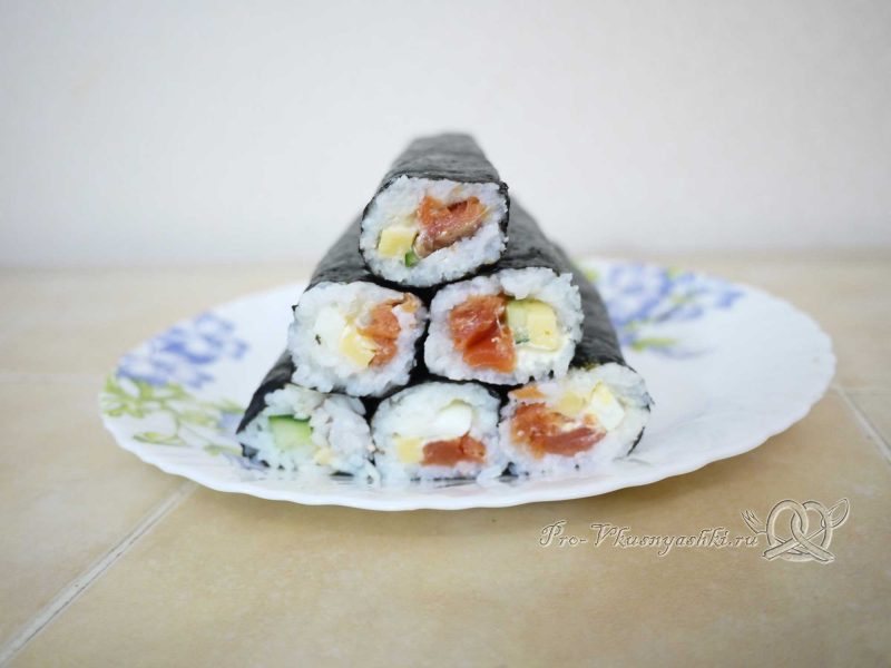 Суши - роллы домашние с рыбой, яйцом и огурцом - готовые роллы