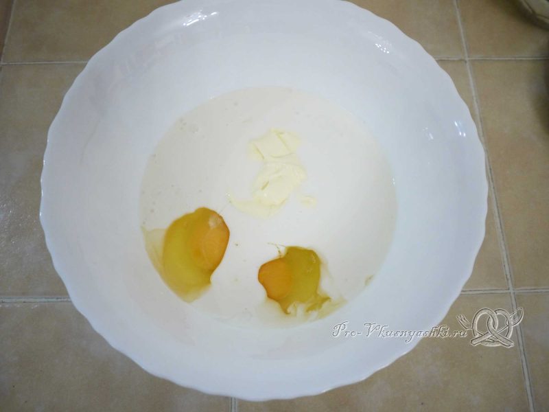 Манник с яблоком - смешиваем яйцо ряженку и майонез