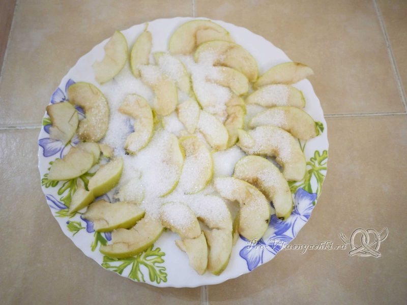 Манник с яблоком - нарезаем яблоки