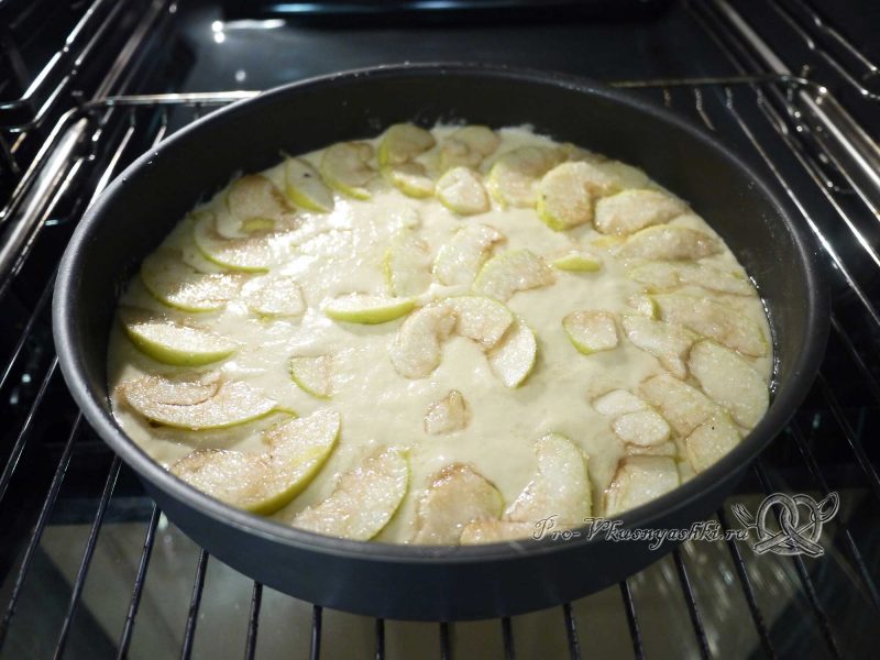 Манник с яблоком - выкладываем яблоки на тесто