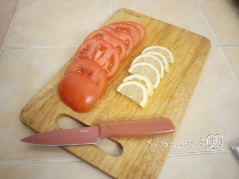 Горбуша запеченная в духовке со специями - нарезаем лимон и помидор