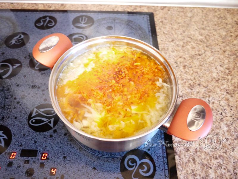 Щи постные со свежей капустой - добавляем зажарку в суп