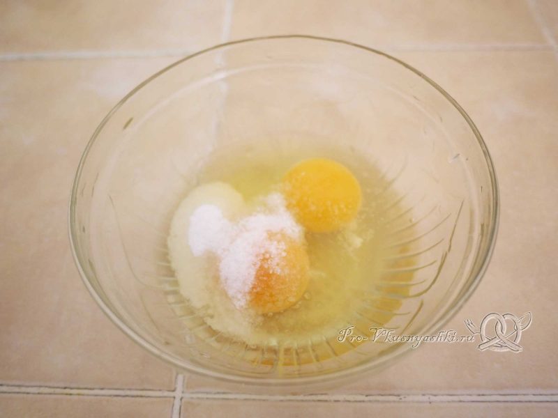 Наггетсы куриные - яйца смешиваем с солью