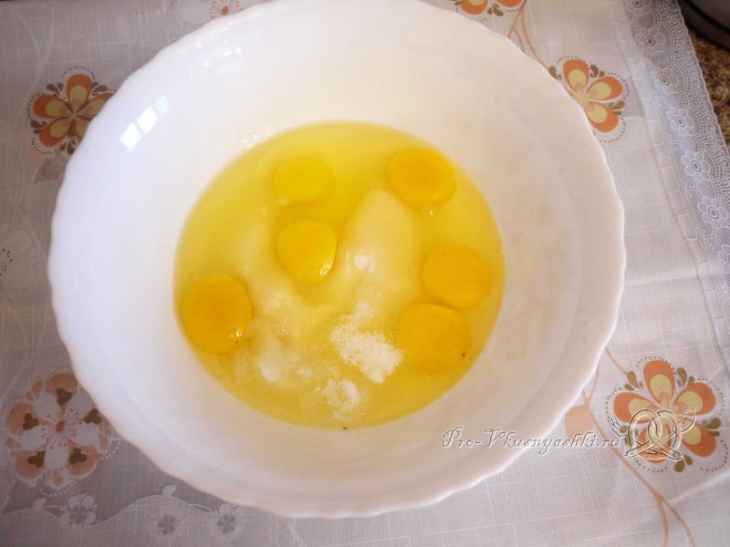Бисквитный торт Муслин - яйца с сахаром