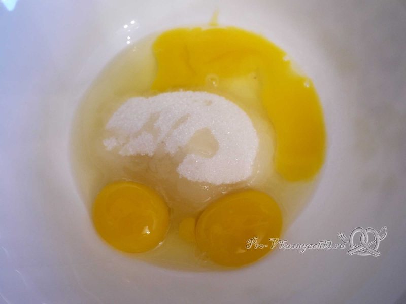 Бисквитный торт Муслин - яйца и сахар для крема