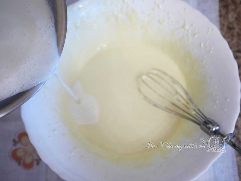 Бисквитный торт Муслин - вливаем молоко в крем