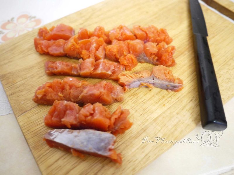 Суши - роллы с рисом наружу (урамаки) - нарезаем рыбу