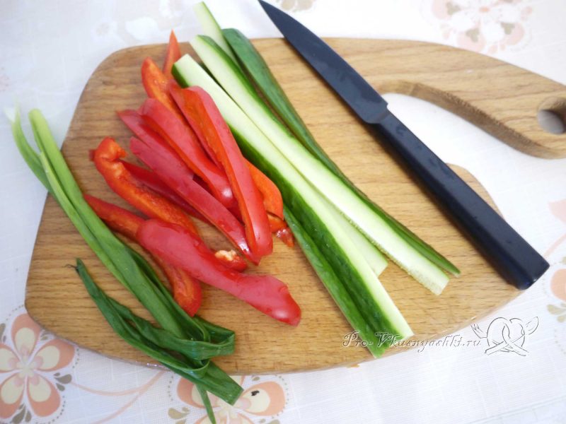 Суши - роллы с рисом наружу (урамаки) - нарезаем овощи