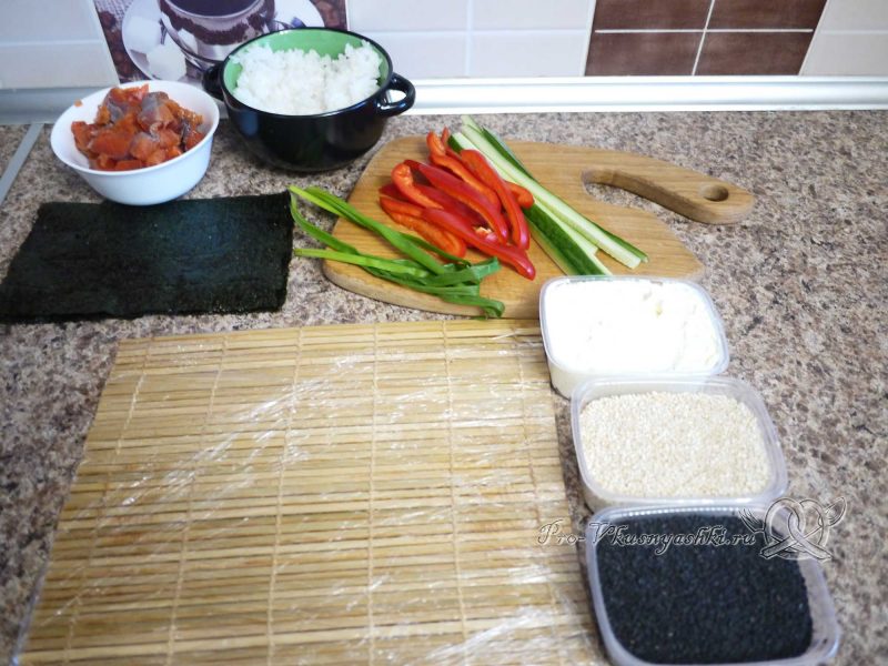 Суши - роллы с рисом наружу (урамаки) - подготовленные ингредиенты