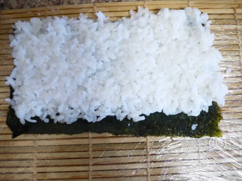 Суши - роллы с рисом наружу (урамаки) - на нори укладываем рис