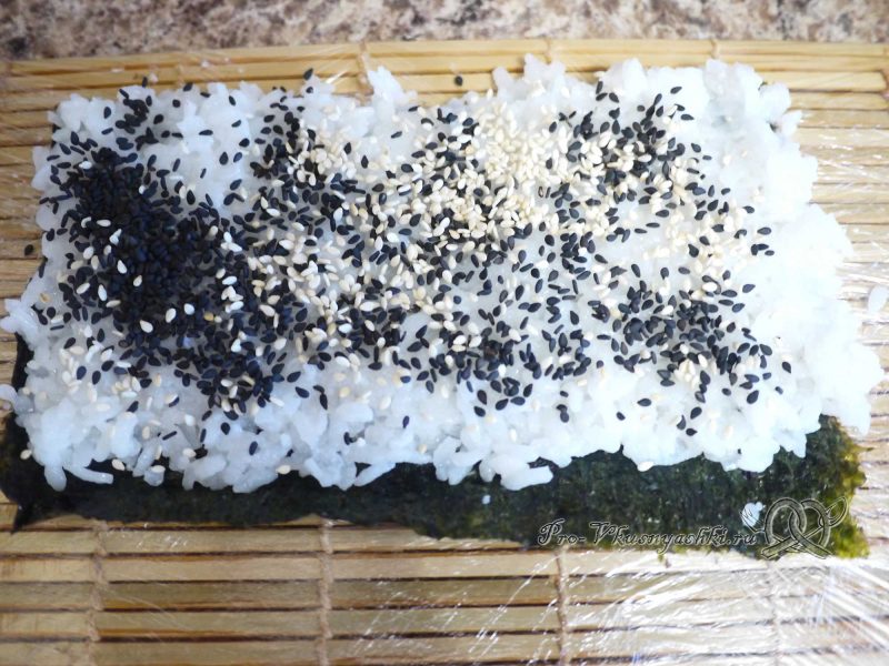 Суши - роллы с рисом наружу (урамаки) - посыпаем кунжутом