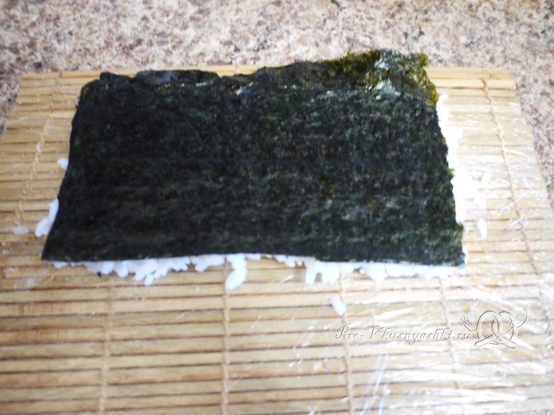 Суши - роллы с рисом наружу (урамаки) - переворачиваем