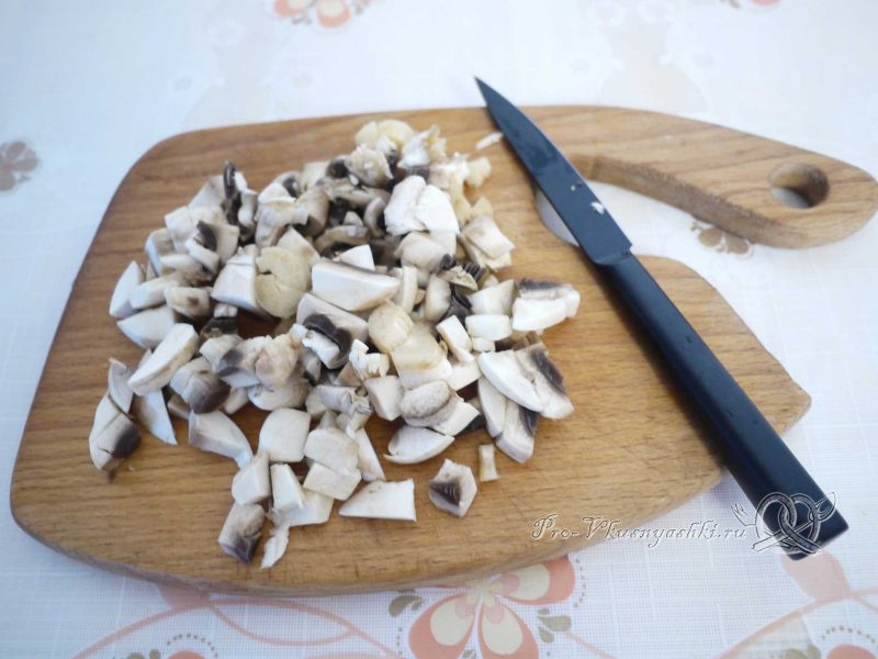 Рулет из лаваша с грибами, яйцом, курицей и сыром - нарезаем грибы
