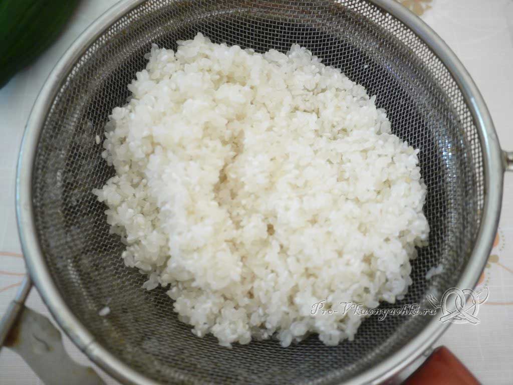 Роллы Калифорния в домашних условиях - промываем рис