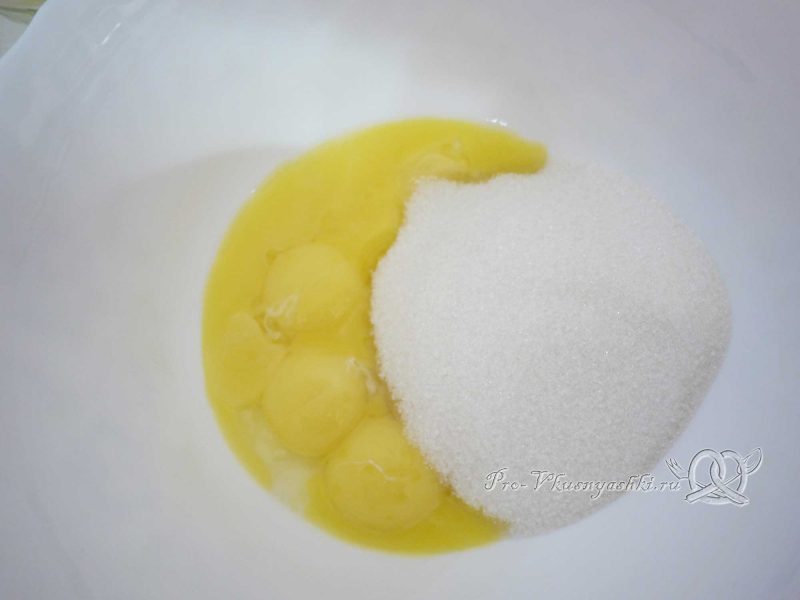 Кефирный торт со сметанным кремом и фруктами - смешиваем желтки с сахаром