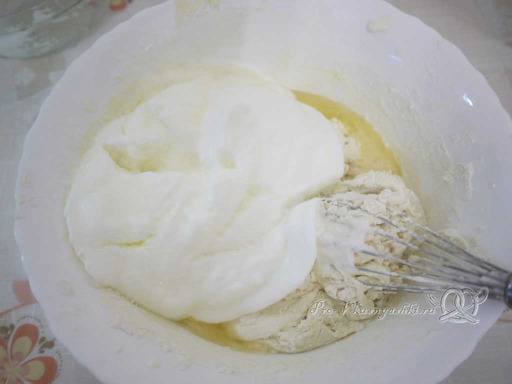Кефирный торт со сметанным кремом и фруктами - добавляем в тесто взбитые белки