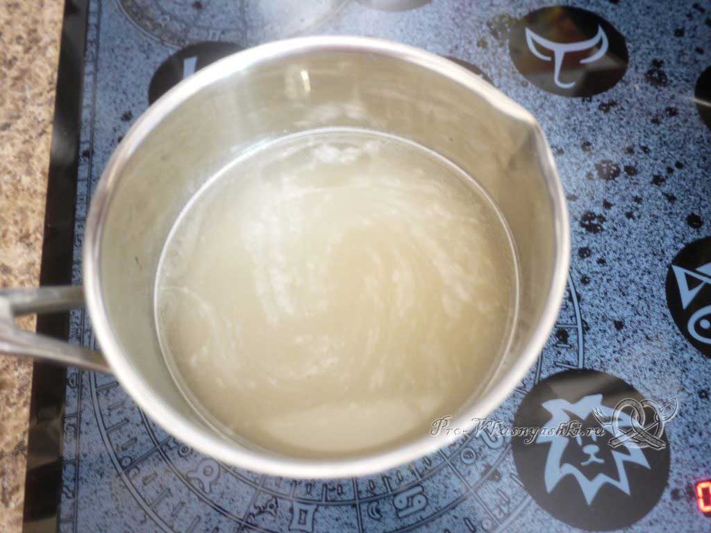 Кефирный торт со сметанным кремом и фруктами - нагреваем сахар с водой