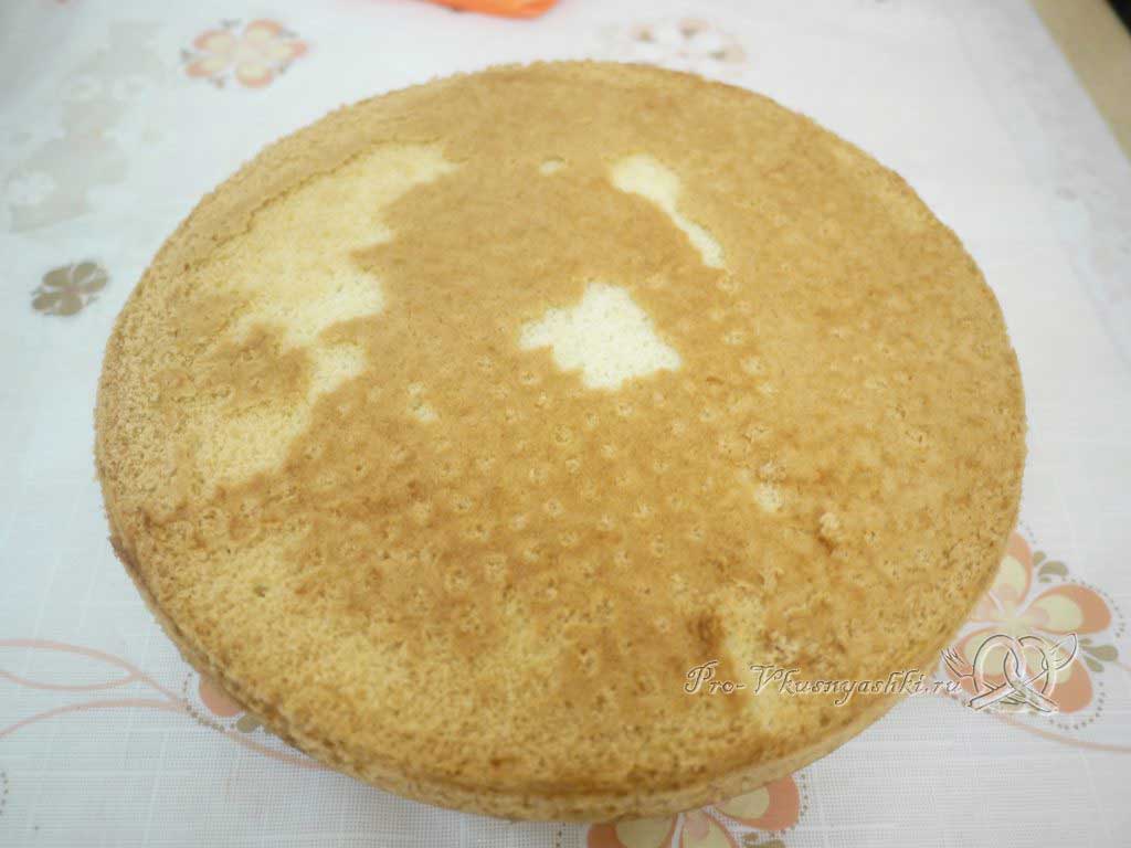 Кефирный торт со сметанным кремом и фруктами - достаем бисквит из формы