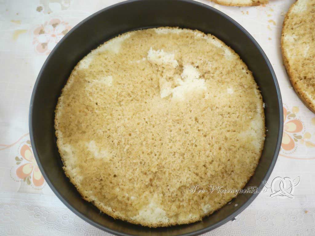 Кефирный торт со сметанным кремом и фруктами - первый слой