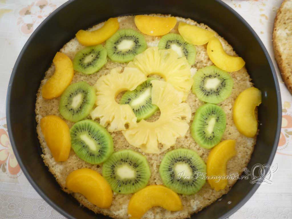 Кефирный торт со сметанным кремом и фруктами - выкладываем фрукты на бисквит