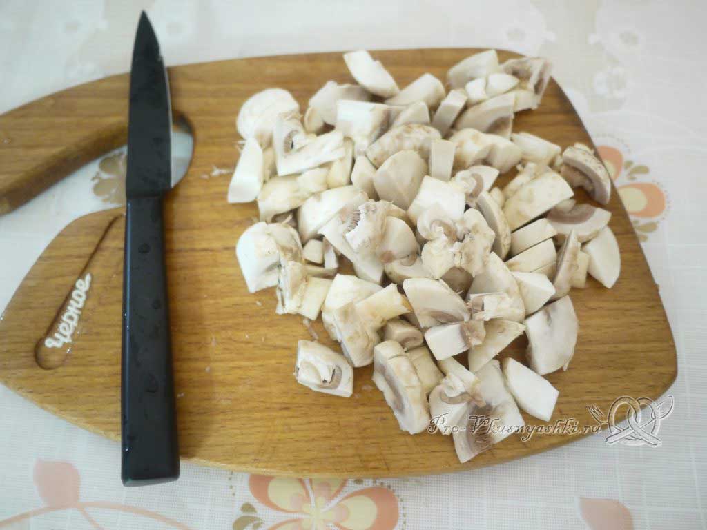 Салат с морковью, грибами, фасолью и курицей - измельчаем грибы