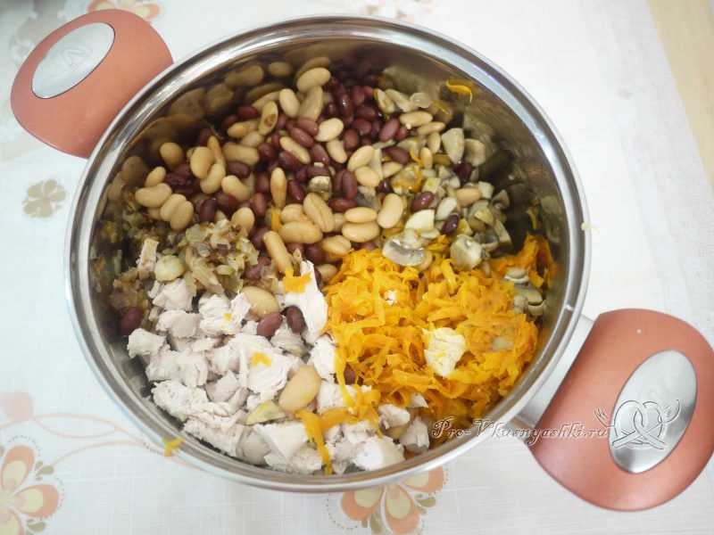 Салат с морковью, грибами, фасолью и курицей - соединяем ингредиенты
