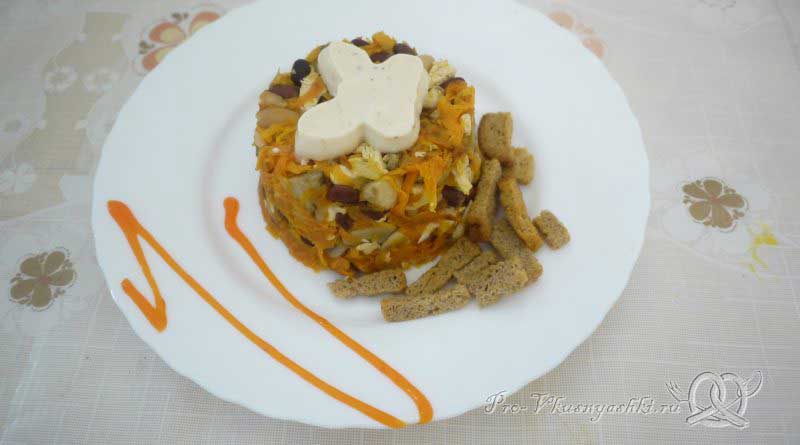 Салат с морковью, грибами, фасолью и курицей - подача