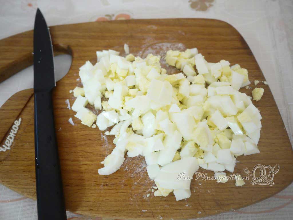 Салат «Мечта» с курицей, картофелем и грибами - режем яйца