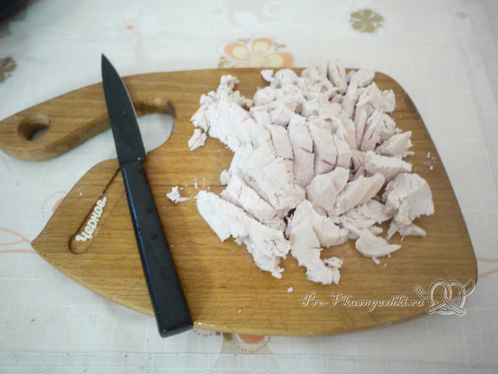 Салат «Мечта» с курицей, картофелем и грибами - нарезаем курицу