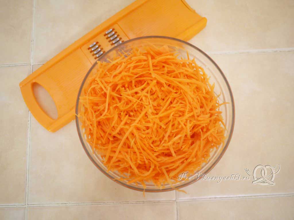Рулет из лаваша с корейской морковью, капустой и курицей - натираем морковь
