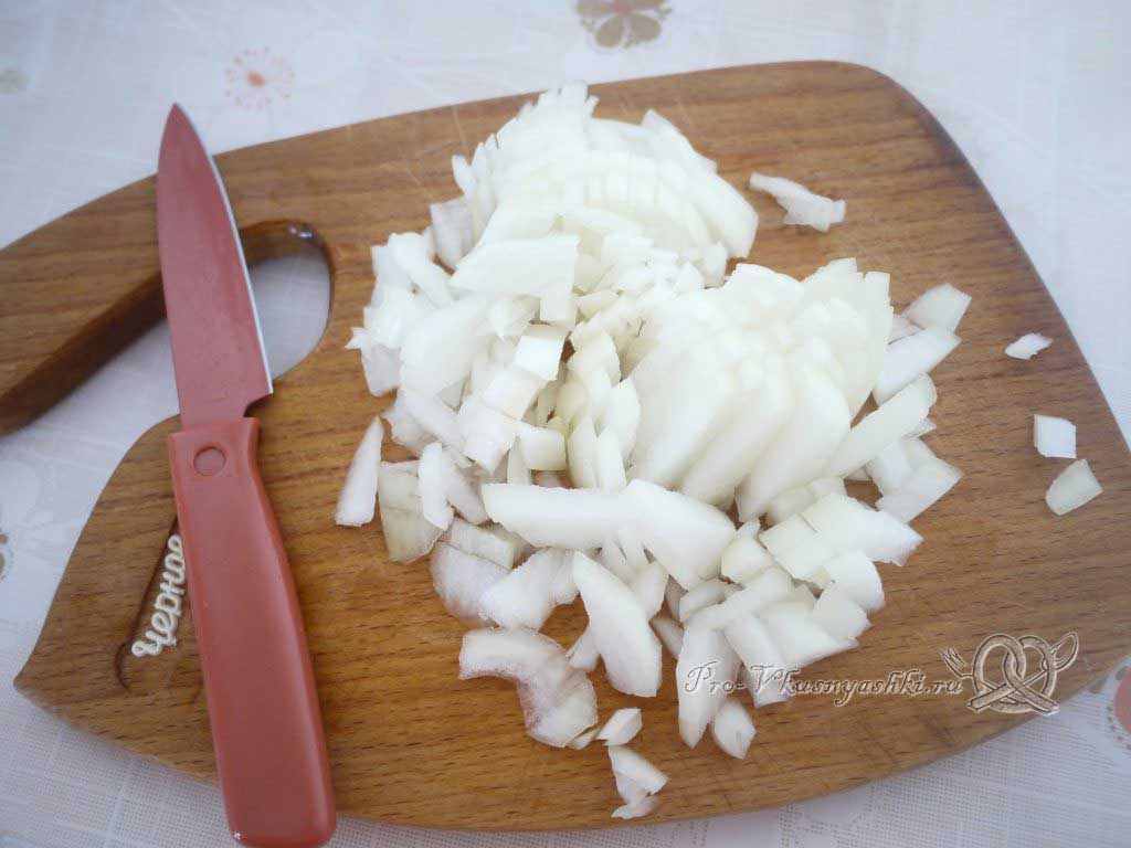 Фаршированный картофель запеченный в духовке - нарезаем лук