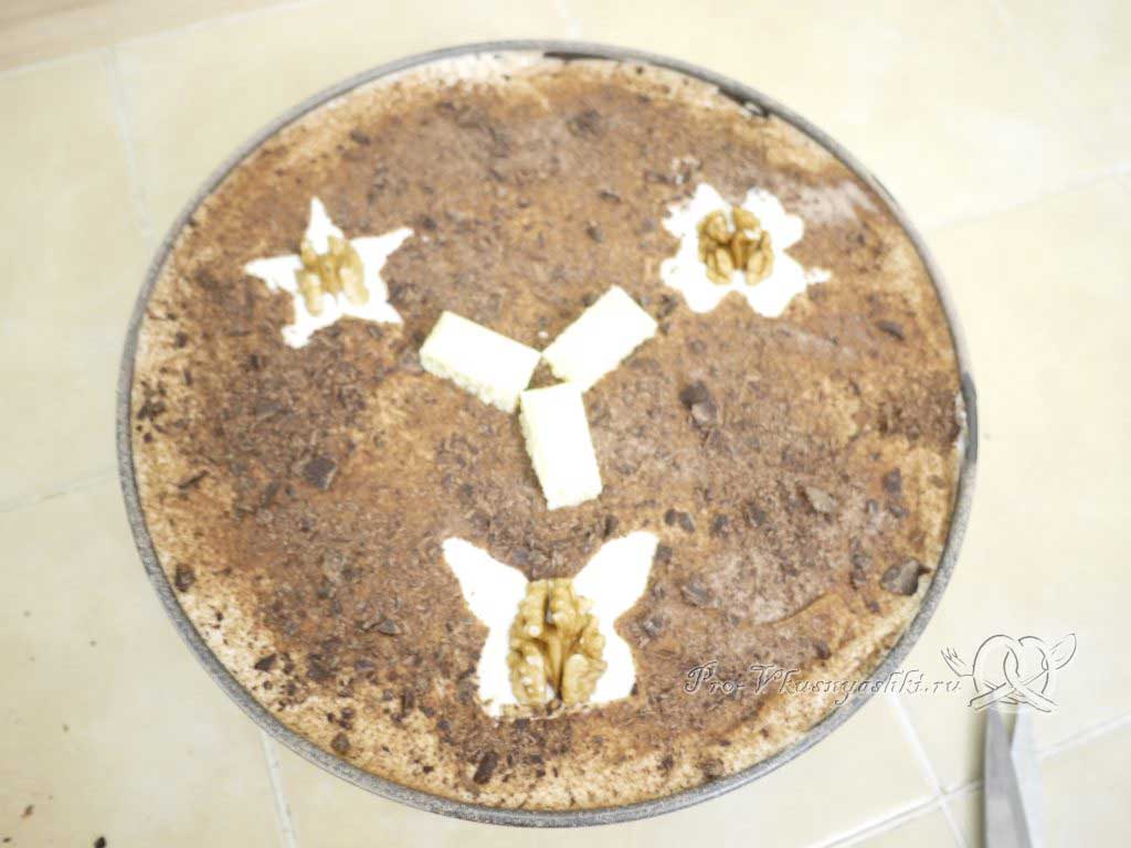 Маковый торт с йогуртом и шоколадом - украшаем шоколадом и орешками