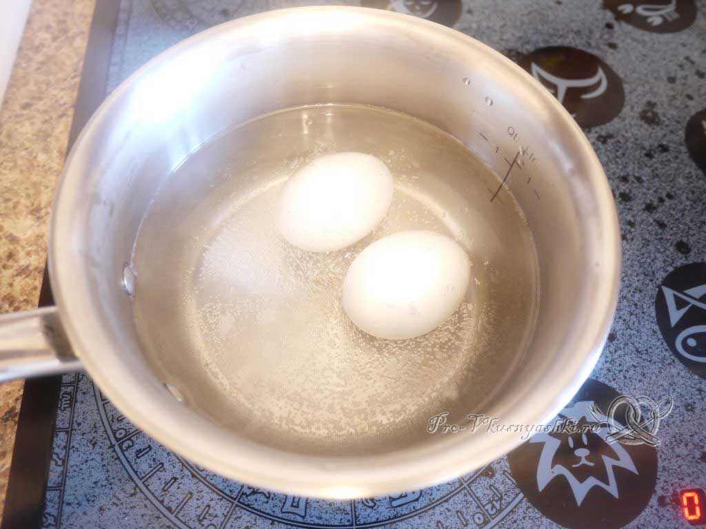 Сочная курица под шубой из картофеля, яиц и сыра - варим яйца
