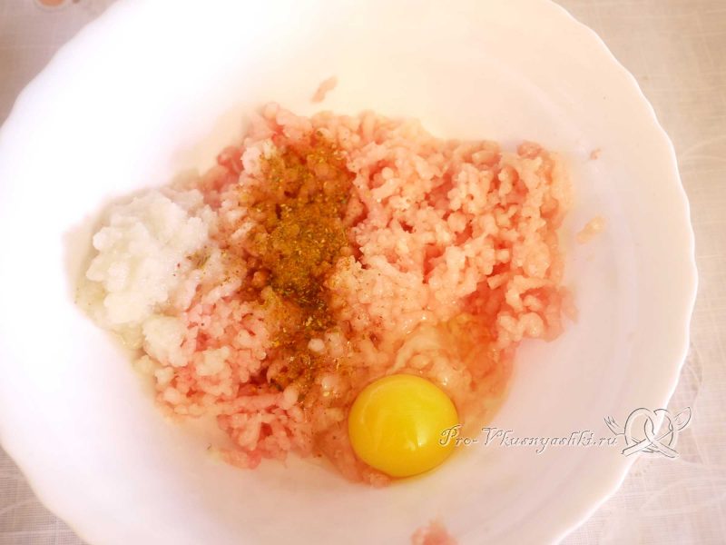 Сочная курица под шубой из картофеля, яиц и сыра - добавляем яйцо в фарш
