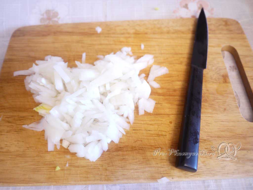 Сочная курица под шубой из картофеля, яиц и сыра - нарезаем лук