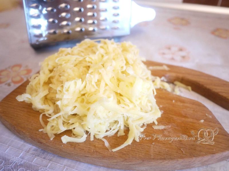 Сочная курица под шубой из картофеля, яиц и сыра - натираем картофель