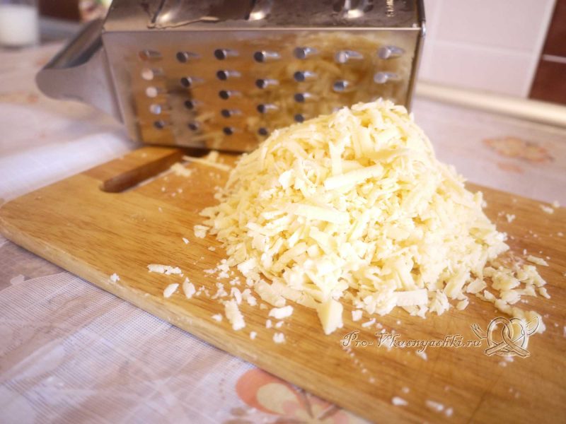 Сочная курица под шубой из картофеля, яиц и сыра - натираем сыр