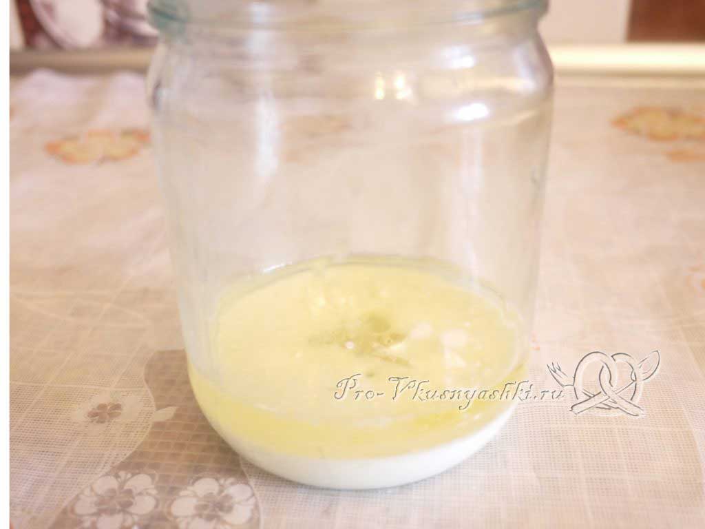 Сочная курица под шубой из картофеля, яиц и сыра - смешиваем молоко и масло