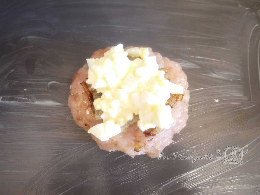 Сочная курица под шубой из картофеля, яиц и сыра - выкладываем яйца