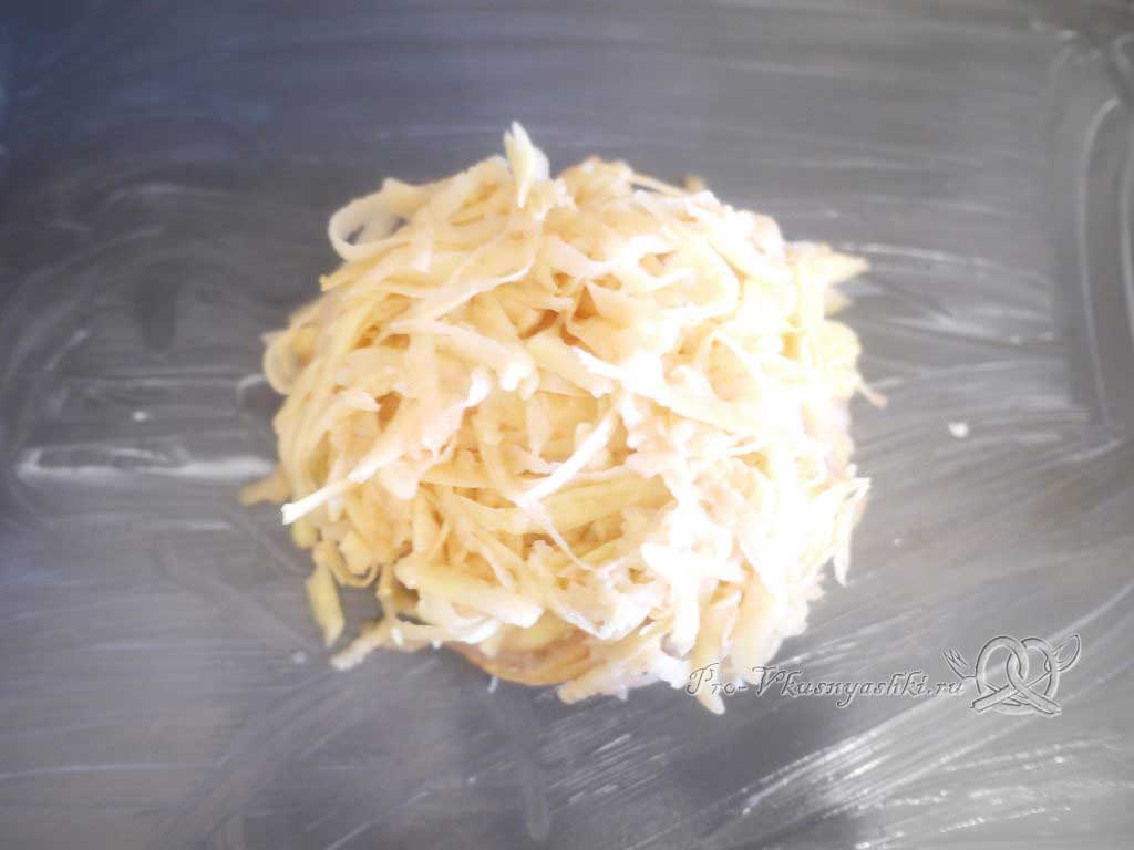 Сочная курица под шубой из картофеля, яиц и сыра - выкладываем картофель